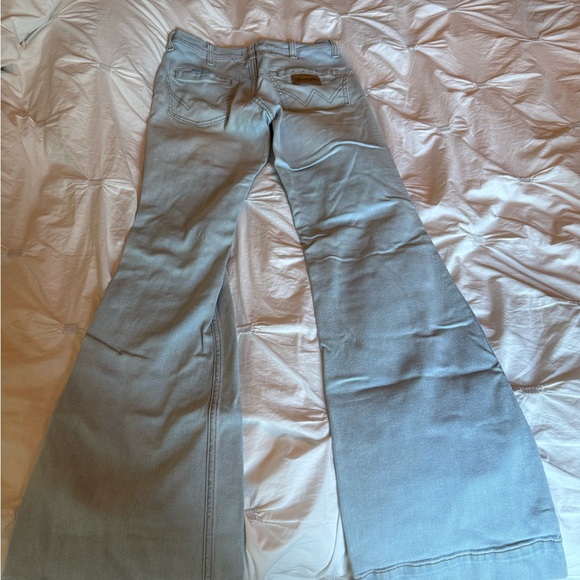 High Rise Flare Wrangler Light Wash Jeans, Size 25, 32” inseam! - Picture 4 of 4